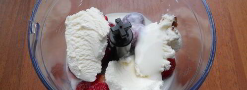 молочно-клубничный коктейль в шейкере. Шаг 3