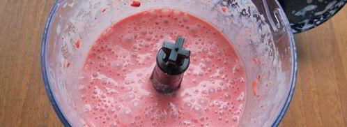 молочно-клубничный коктейль в шейкере. Шаг 4