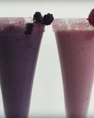 Молочный коктейль из черники и шелковицы
