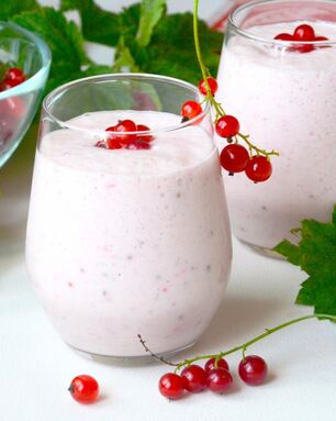Молочный коктейль из красной смородины с бананом