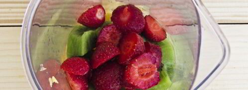 молочный коктейль с апельсином, киви и клубникой. Шаг 4