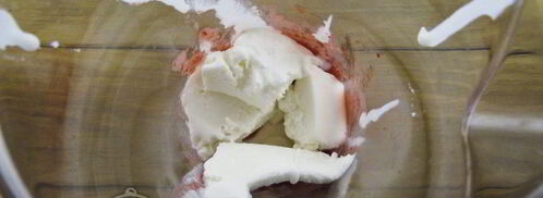 молочный коктейль с клубникой, бананом и мороженым. Шаг 5