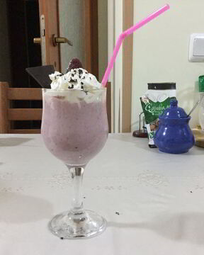 Молочный коктейль с малиной