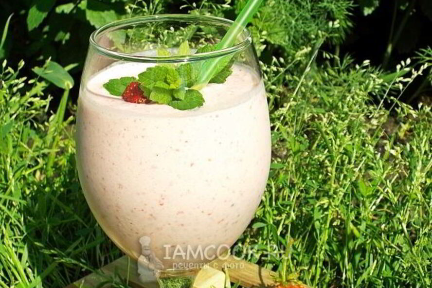 Рецепт молочного коктейля с мороженым и клубникой