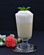 Молочный коктейль с мороженым в блендере