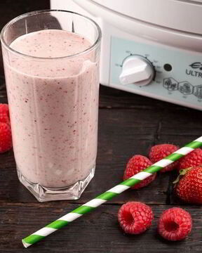 Молочный коктейль с сушеными ягодами