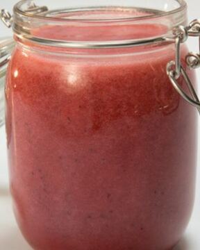 Морс из черной смородины с медом и тимьяном