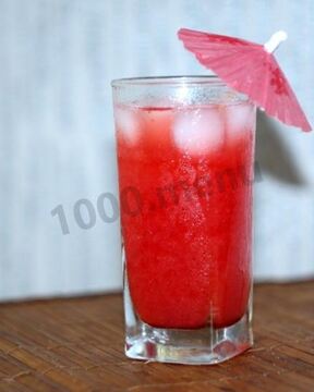 Морс из замороженных ягод клубники и красной смородины