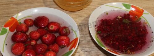 морс из замороженных ягод клубники и красной смородины. Шаг 3