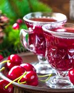 Вишневая наливка с листьями