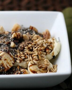 Пророщенный овес с бананами орехами и кленовым сиропом