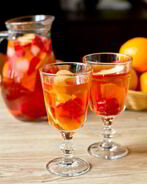 Розовая сангрия с клубникой и ванилью