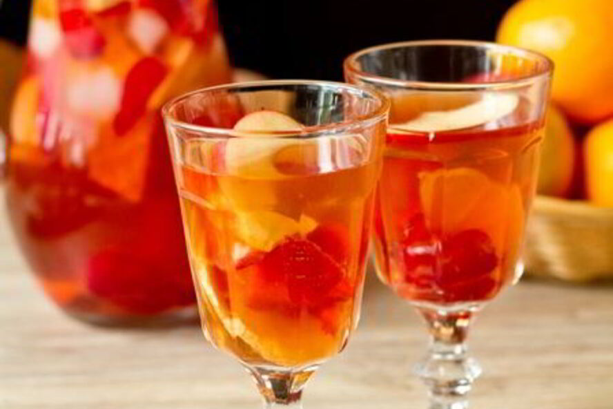 Рецепт розовой сангрии с клубникой и ванилью