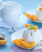 Сливочная панна котта с абрикосами в легком сиропе с миндалем