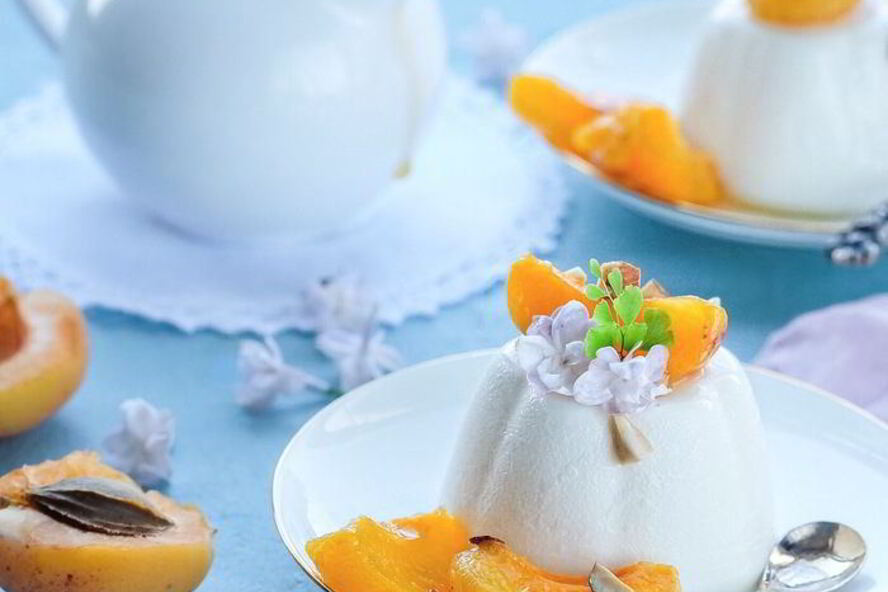 Рецепт сливочной панны котта с абрикосами в легком сиропе с миндалем