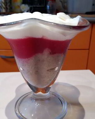 Десерт из бананового смузи и киселя