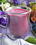 Смузи из черной смородины, овсяных хлопьев и киноа