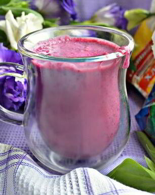 Смузи из черной смородины, овсяных хлопьев и киноа