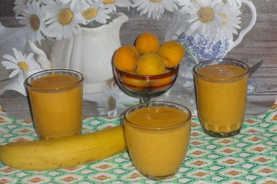 Рецепт смузей с абрикосами, бананом и мацони
