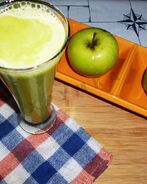 Свежевыжатый сок из сельдерея и яблок