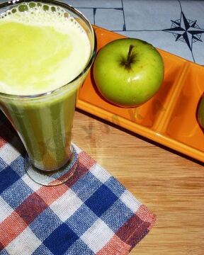 Свежевыжатый сок из сельдерея и яблок
