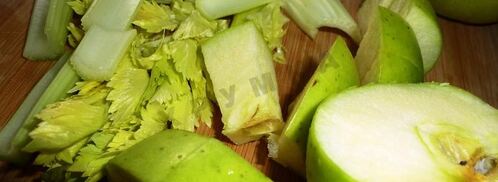 свежевыжатый сок из сельдерея и яблок. Шаг 3