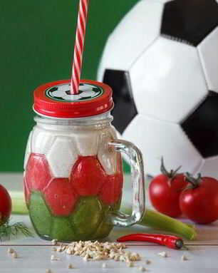 Томатный сок с зеленой гречкой, сельдереем и сметаной