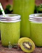 Зеленый коктейль из сельдерея со щавелем