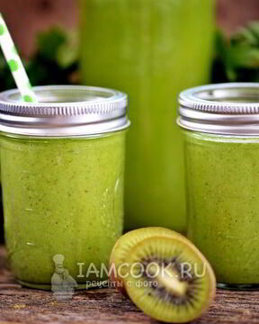 Зеленый коктейль из сельдерея со щавелем