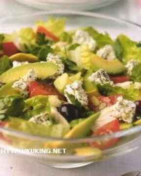 Греческий островной салат с курицей и авокадо