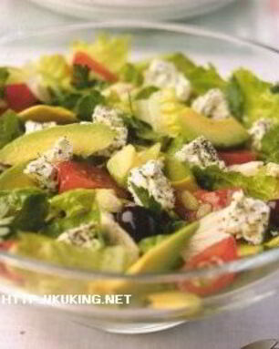 Греческий островной салат с курицей и авокадо