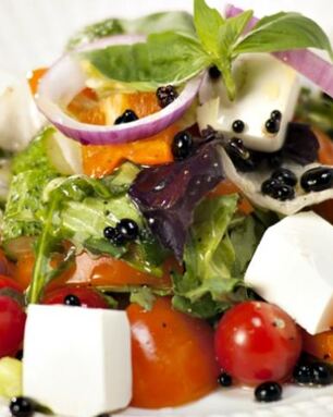 Греческий салат с бальзамическим жемчугом