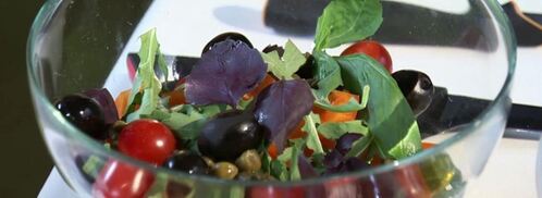 греческий салат с бальзамическим жемчугом. Шаг 3