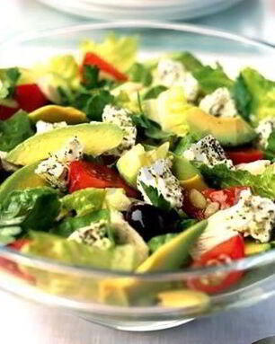 Греческий салат с брынзой и авокадо