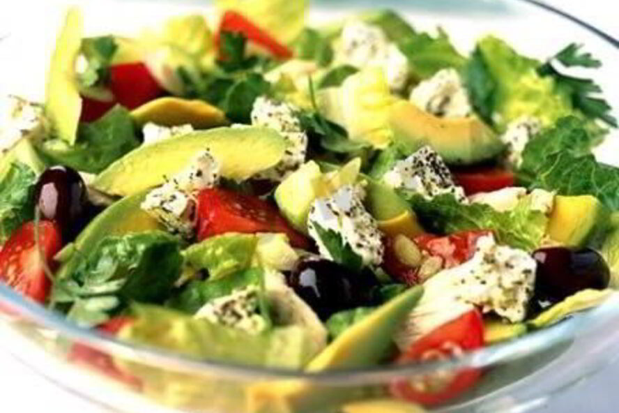 Рецепт греческого салата с брынзой и авокадо