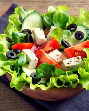 Греческий салат с брынзой по-домашнему