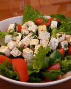 Греческий салат с маринованным сыром