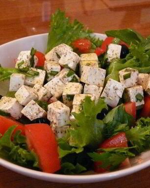 Греческий салат с маринованным сыром