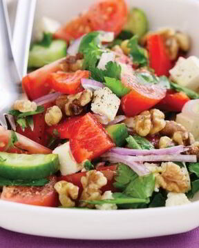 Греческий салат с орехами