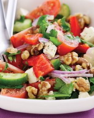 Греческий салат с орехами