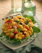 Греческий салат с пастой и тунцом