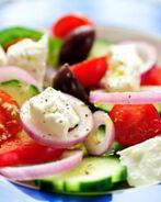 Греческий салат с помидорами