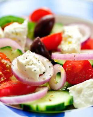 Греческий салат с помидорами