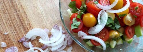 греческий салат с цукини, сыром фета и базиликом. Шаг 4