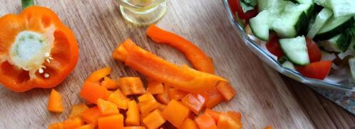 греческий салат с цукини, сыром фета и базиликом. Шаг 6