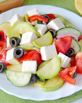 Греческий салат с цуккини и помидорами