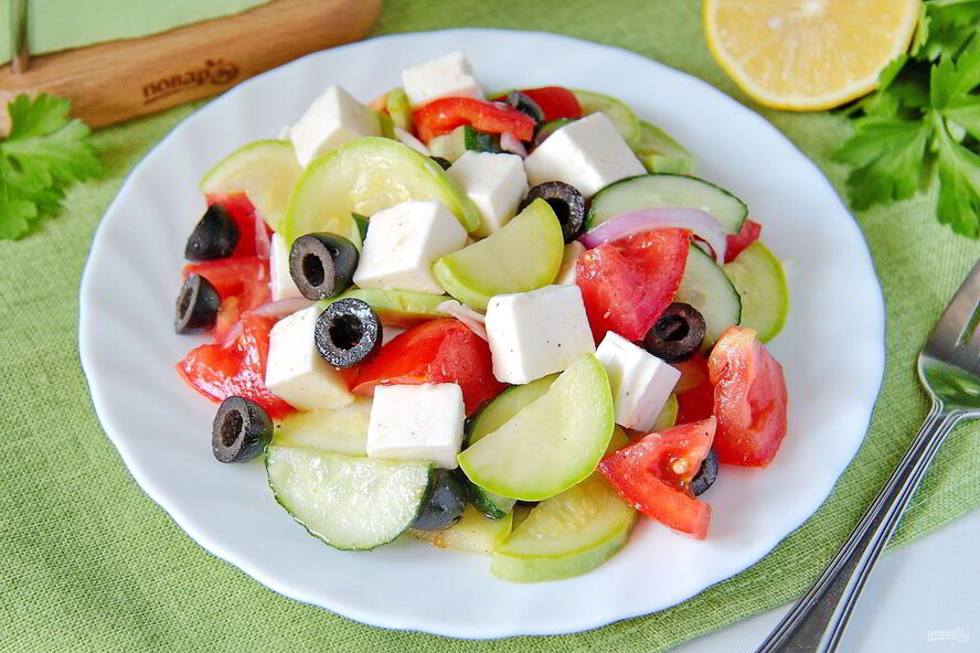 Рецепт греческого салата с цуккини и помидорами