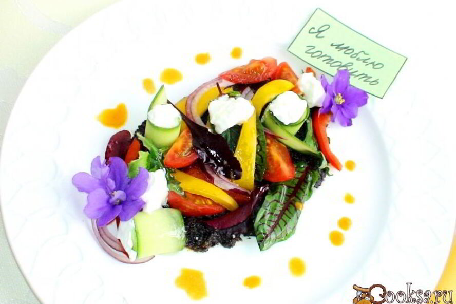 Рецепт греческого салата в новом стиле с молодой зеленью