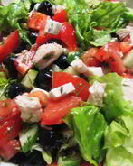 Нарезанный греческий салат с курицей