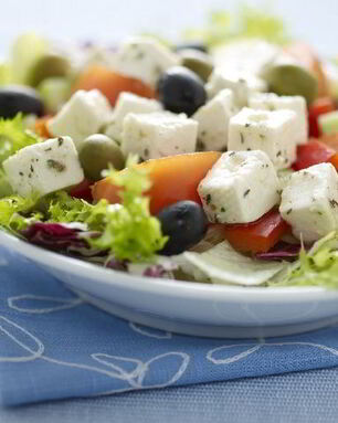 Салат греческий с маслинами